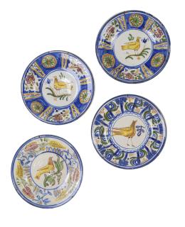 660.  Lote de cuatro platos de cerámica esmaltada con pajaritos.Manises, S. XX.