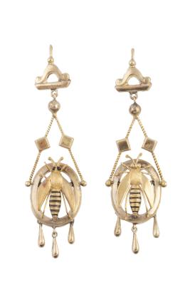 4.  Pendientes largos S. XIX con abeja en óvalo colantes de barritas