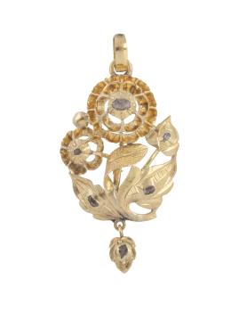 6.  Colgante de pp. S. XX con motivo floral y decoración calada con tres diamantes de talla rosa