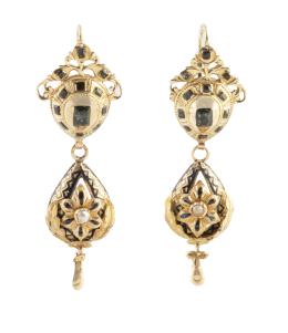2.  Pendientes largos de pp S. XX con rosetón de esmeraldas del que pende gota con flor central decorada con perla y esmalte negro