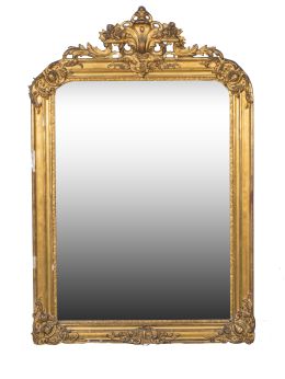 1315.  Espejo de madera estucada y dorada con copete con flores.Francia, último cuarto del S. XIX.