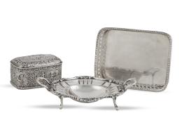 800.  Lote de tres piezas de plata, una caja con decoración repujada e interior vermeille y dos centros, uno con friso calado S. XX.