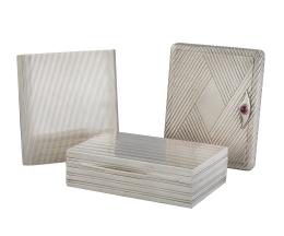 1360.  Lote de: caja de plata con interior vermeille, polvera con decoración geométrica t cristal rosa, y polvera con corona de marqués grabada.Principios del S. XX.