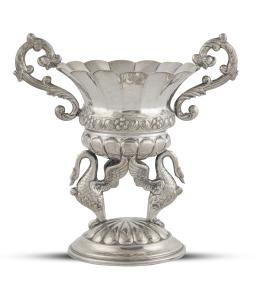 759.  Centrito de plata con cisnes en el pie. Con marcas.Montejo, S. XX.