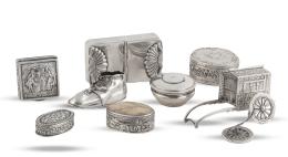 1376.  Lote de ocho cajitas de plata. Con marcas.Formado por: una en forma de carro de plata sterling 950, dos ovales, una con doble tapa e interior vermeille, una con piedra en la tapa, una circular, una cuadrada con escena en la tapa, y una en forma de zapato, con marcas de Levi & Salaman, Birmingham, Inglaterra, 1911.  una en forma de zapato