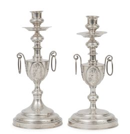 611.  Pareja de candeleros de plata. Con marcas.Barcelona, B y R, S. XIX - XX.