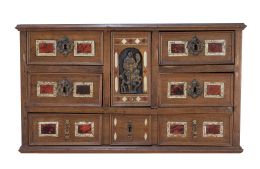 1255.  Papelera de madera con aplicaciones de hueso y carey.Trabajo español, S. XVIII.