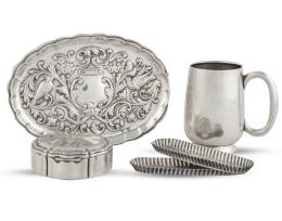 801.  Lote de jarrita con marcas. Birmingham, Inglaterra, h. 1909 caja circular  y tres bandejitas de plata repujadas, S. XX.