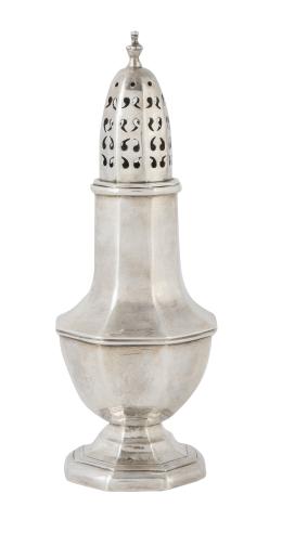 745.  Sugar caster de plata, siguiendo modelos ingleses. Con marcas.España, S. XX.