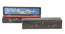 1307.  Lote de dos cajas para abanico de madera lacada y dorada con personajes en la tapa.China, mediados del S. XIX.