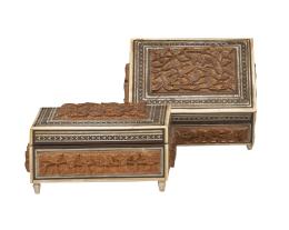 1120.  Pareja de cajas anglo-indias talladas de madera de sándalo y decoración de micromosaico en hueso, hueso teñido y ébano.India, finales del S. XIX - principios del S. XX.