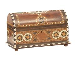 1106.  Caja neomudérjar con marquetería geométrica teñida y de diferentes maderas y cartela en árabe en la tapa.Trabajo granadino, h. 1900.