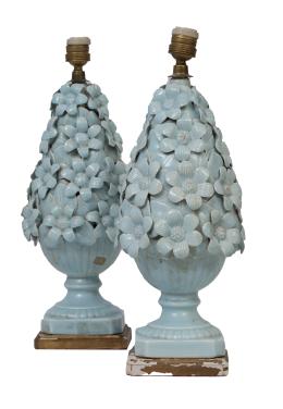 770.  Pareja de lámparas de cerámica esmaltada en turquesa con flores aplicadas.Manises, años 50.
