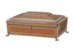 1135.  Caja de tocador anglo-india de madera de sándalo tallado y marquetería de micromosaico en hueso, hueso teñido y ébano.Trabajo indio, finales del S. XIX - principios del S. XX.