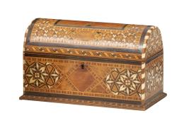 1107.  Caja con marquetería neomudéjar de diferentes maderas y motivos geométricos.Trabajo granadino, principios del S. XX.
