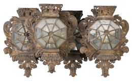 652.  Lote de cuatro faroles de pared de metal dorado y cristal.
