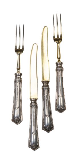 729.  Juego de seis cuchillos y seis tenedores de merienda de plata y plata vermeille.Principios del S. XX.