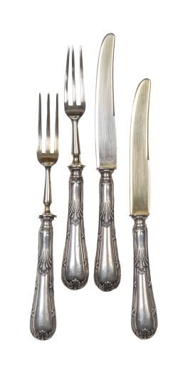 728.  Juego de cinco cuchillos y cinco tenedores de merienda de plata y plata vermeille, con decoración de hojas.Principios del S. XX.