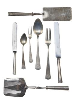 1322.  Cubertería de plata con iniciales grabadas.S. XX.