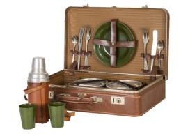 1308.  Maleta con juego de merienda de picnic.S. XX.