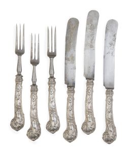 1245.  Lote de doce cuchillos y doce tenedores de merienda de plata.Francia, principios del S. XX.