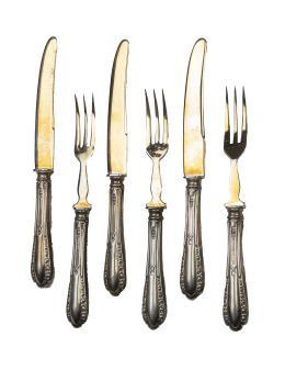 1367.  Juego de tres cuchillos y tres tenedores de merienda de plata y plata vermeille.En su estuche de Bernardo Poza Joyeros, Cáceres.Principios del S. XX.