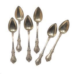 732.  Juego de seis cucharas de postre de plata vermeille.En su estuche de Emilio Muñoz, Joyería y Platería, Bejar.Principios del S. XX.