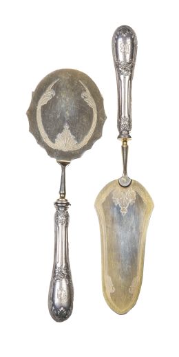 733.  Juego de dos cubiertos de servir de plata y plata vermeille con decoración grabada a iniciales "MB", en su estuche.Principios del S. XX.