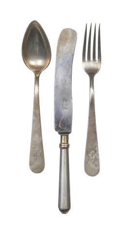 1368.  Lote de tenedor, cuchara y cuchillo de plata con iniciales "MB". Con marcas. En estuche.B. Calvo y P. Ayala, Valladolid, 188...