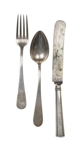 1369.  Lote de seis cubiertos de plata con iniciales grabadas. Con marcas. En su estuche.Espuñes, Madrid, 1873,1882, 1883 y B. Lobón, Madrid, 1883.