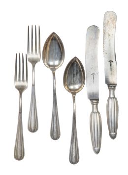 742.  Juego de seis cubiertos de plata gallonada, en su estuche original. Con marcas.Espuñes, Madrid, 1899.Lote de dos tenedores, dos cucharas y dos cuchillos de plata gallonadaEn su estuche