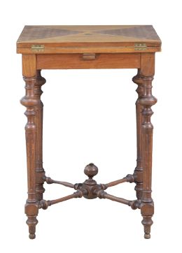 777.  Mesa de juego "de pañuelo* de madera tallada.h. 1900.