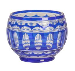 765.  Centro de cristal transparente y azul.
Bohemia, primera mi