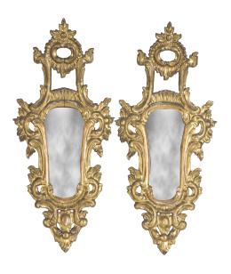 1294.  Pareja de cornucopias de madera tallada y dorada.España, S. XVIII.