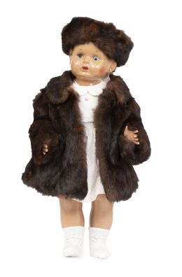1204.  Muñeca Milly, modelo Fabiola.Muñeca de pasta de composición con ojos durmientes, vestido de tela y abrigo y gorro de "lapin" y terciopelo.España, h. 1960.