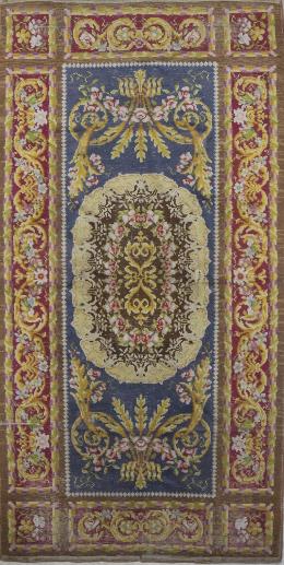 1158.  Alfombra en lana de nudo español, de estilo Carlos IV. Firmada.Fundación de Gremios.