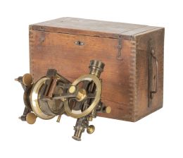 1267.  Teodolito o instrumento de Topografia, de broce en su caja antigua de madera.España, h, 1920-1930