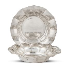 1344.  Pareja de paneras: una con marcas de Matilde Espuñes (madrid, 1909-1950) y otra de metal plateado. Una con marcas