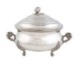1248.  Sopera con tapa y asas de metal plateado.S. XX.