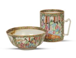 1200.  Lote de taza y cuenco de porcelana esmaltada con esmaltes de la familia rosa.Cantón, S. XIX.
