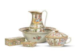1199.  Juego de tocador de porcelana esmaltada con esmaltes de la familia rosaCantón, mediados del S. XIX