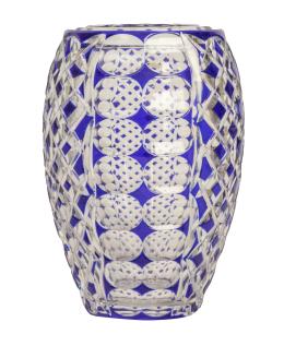 766.  Jarrón de cristal transparente y azul, con decoración talla