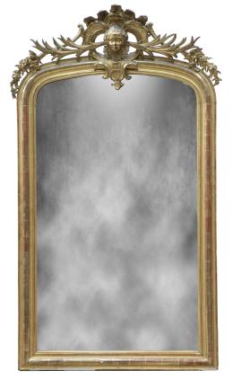 762.  Espejo de madera tallada y dorada con rostro femenino en el copete y hojas.Francia, finales del S. XIX - principios del S. XX.