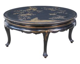 1362.  Mesa de centro de madera lacada y dorada.China, principios del S. XX.