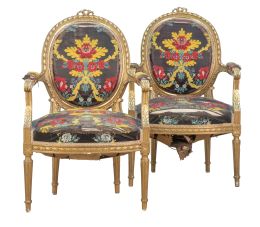 1347.  Pareja de sillas de brazos de estilo Luis XVI de madera tallada y dorada.Francia, principios del S. XX.