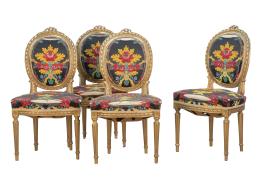 1311.  Juego de cuatro sillas de estilo Luis XVI de madera tallada y dorada.Trabajo francés, principios del S. XX.