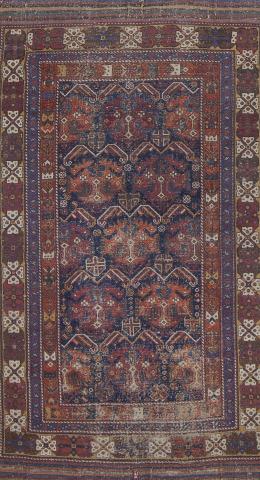 1144.  Alfombra en lana de campo rojo y azul, con decoración geométrica. Caúcaso.