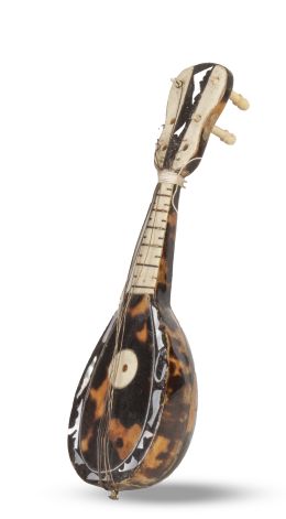 687.  Laúd en miniatura en carey y nácar.Francia, S. XIX.