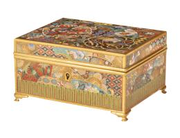 1218.  Caja de metal dorado con esmalte cloisonné con decoración oriental.Francia, h. 1930.