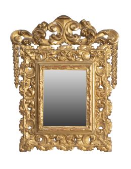 1148.  Espejo de madera tallada y dorada con hojas carnosas, de es